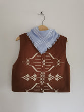Indlæs billede til gallerivisning Vest, brun håndbroderet, str. 116