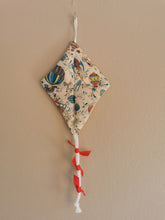 Indlæs billede til gallerivisning Drageophæng med lavendelfyld, håndbroderet og Liberty, rød
