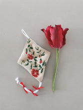 Indlæs billede til gallerivisning Drageophæng med lavendelfyld, håndbroderet og Liberty, rød