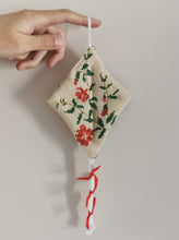 Indlæs billede til gallerivisning Drageophæng med lavendelfyld, håndbroderet og Liberty, rød