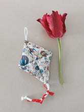 Indlæs billede til gallerivisning Drageophæng med lavendelfyld, håndbroderet og Liberty, rød