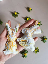 Indlæs billede til gallerivisning Påskehare #1 - broderede påskeliljer