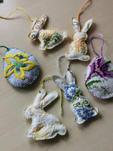 Indlæs billede til gallerivisning Påskehare #1 - broderede påskeliljer