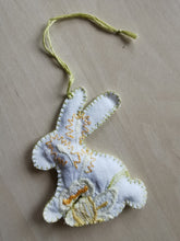 Indlæs billede til gallerivisning Påskehare #1 - broderede påskeliljer