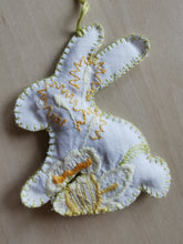 Indlæs billede til gallerivisning Påskehare #1 - broderede påskeliljer