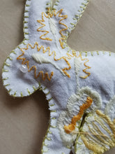 Indlæs billede til gallerivisning Påskehare #1 - broderede påskeliljer