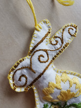 Indlæs billede til gallerivisning Påskehare #1 - Gyldne blomster