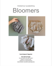 Indlæs billede til gallerivisning Nemt symønster bloomers. dette mønster og vejledning viser dig hvordan du syr tre forskellige slags bloomers til børn. I vejledningen får du beskrevet hvordan du kan sy af genbrug