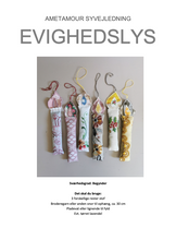 Indlæs billede til gallerivisning Syvejledning og mønster til at sy et lys som kan bruges til at hænge op som pynt. Vejledningen viser hvordan du kan udnytte fine genbrugsbroderier til at skabe smukke unika ophæng