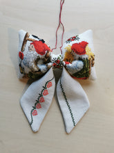 Indlæs billede til gallerivisning Sløjfe - hvid - nisser og hjerter
