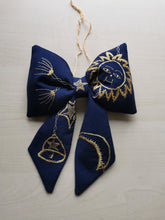Indlæs billede til gallerivisning Sløjfe - midnatsblå med guldbroderi #2
