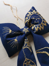 Indlæs billede til gallerivisning Sløjfe - midnatsblå med guldbroderi #2
