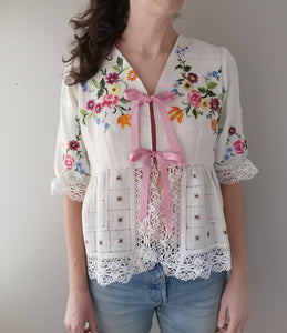 Maude bluse, broderede blomster - str. M/L