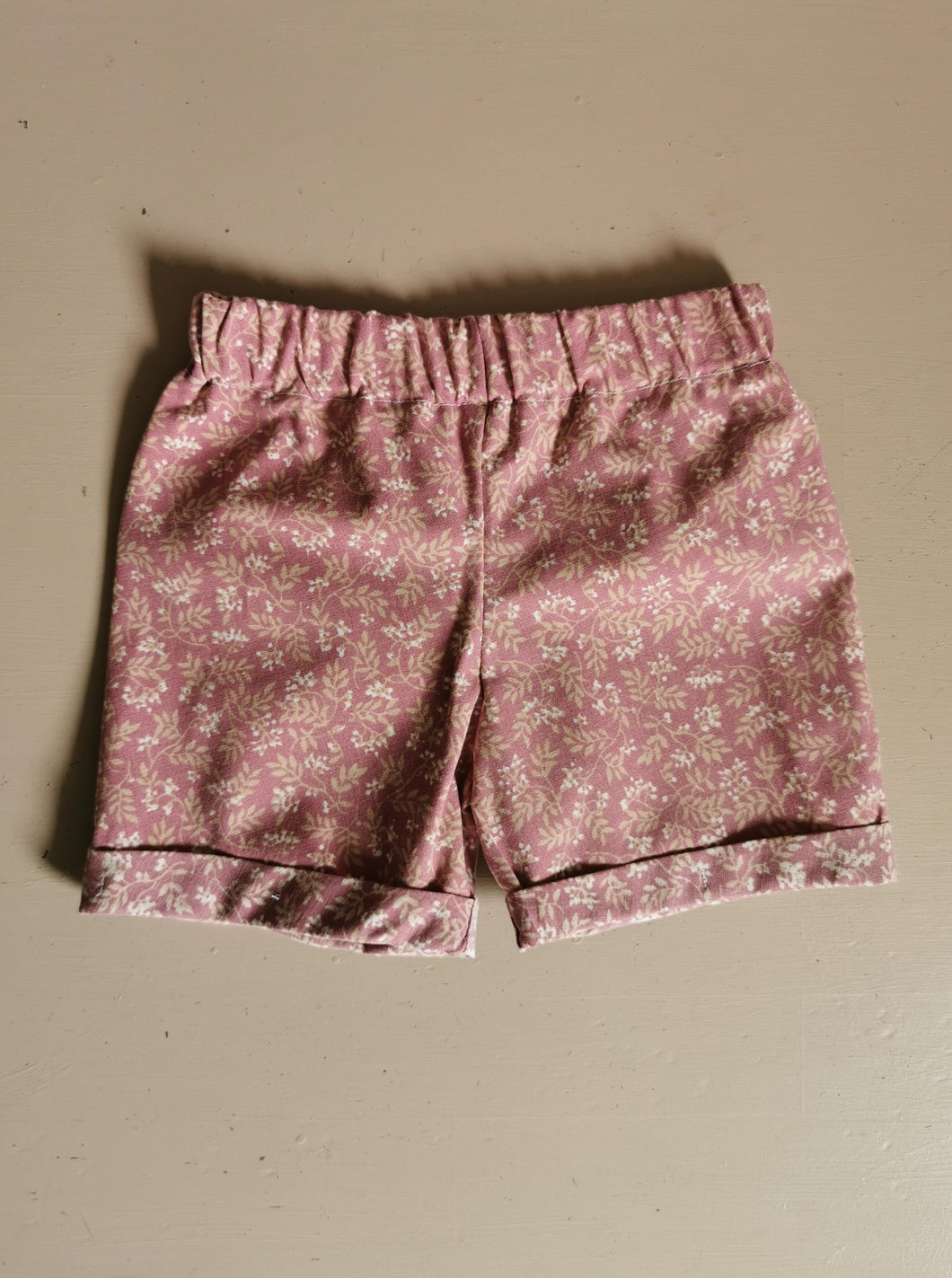 Shorts, støvet lilla med blomster og blade - str. 80 (SÆRPRIS) (kopi)