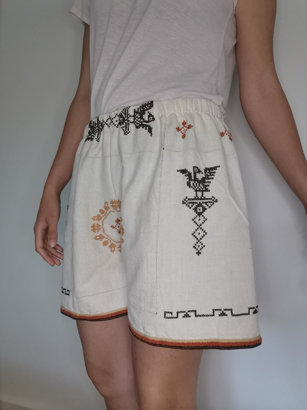 Shorts, beige med broderi, str. L/XL