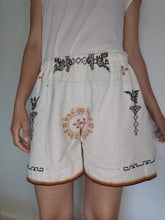 Indlæs billede til gallerivisning Shorts, beige med broderi, str. L/XL
