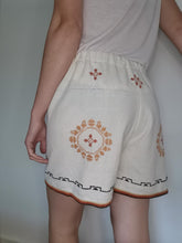 Indlæs billede til gallerivisning Shorts, beige med broderi, str. L/XL
