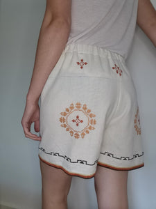 Shorts, beige med broderi, str. L/XL