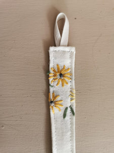 Suttesnor broderede blomster