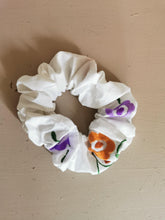 Indlæs billede til gallerivisning Scrunchie - broderede blomster #1
