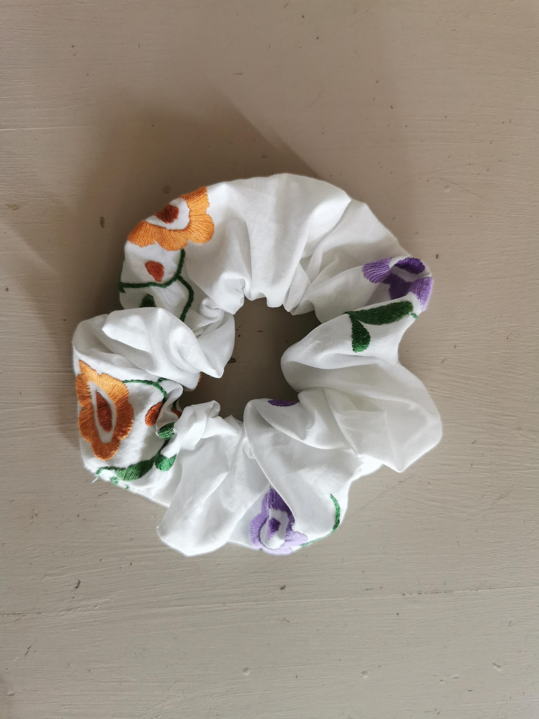 Scrunchie - broderede blomster #2