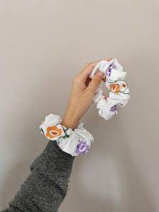 Scrunchie - broderede blomster #1