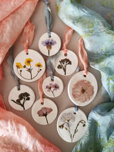 Indlæs billede til gallerivisning WORKSHOP - PÅSKEPYNT AF PRESSEDE BLOMSTER
