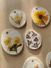 Indlæs billede til gallerivisning WORKSHOP - PÅSKEPYNT AF PRESSEDE BLOMSTER
