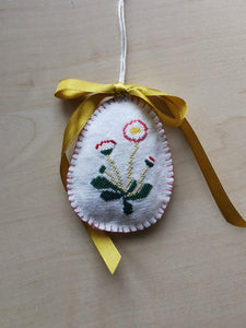 Håndsyet Påskeæg - broderet blomst