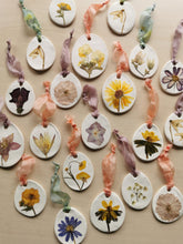 Indlæs billede til gallerivisning WORKSHOP - PÅSKEPYNT AF PRESSEDE BLOMSTER
