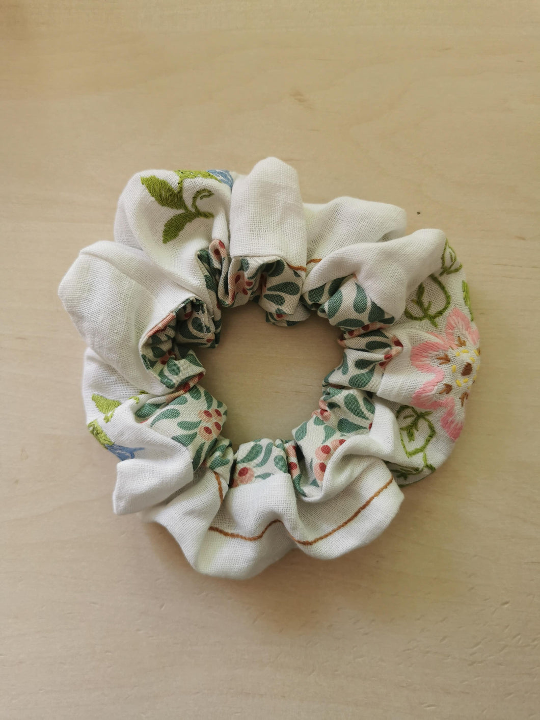 Patchwork scrunchie - grøn/lyserød med blomster