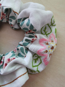 Patchwork scrunchie - grøn/lyserød med blomster