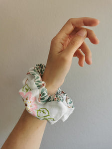 Patchwork scrunchie - grøn/lyserød med blomster