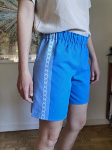 Shorts, blå vævet retrostof, str. M