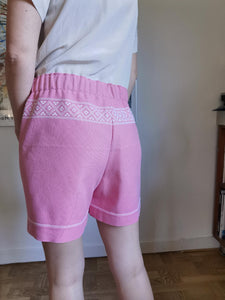 Shorts, lyserøde med broderi - str. L