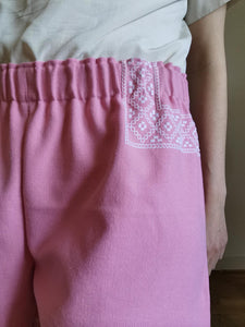 Shorts, lyserøde med broderi - str. L