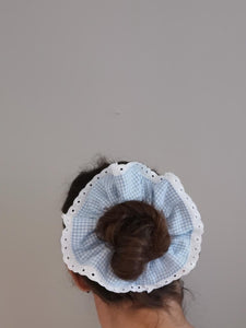 Scrunchie, blå/hvide tern med blonde