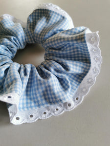 Scrunchie, blå/hvide tern med blonde