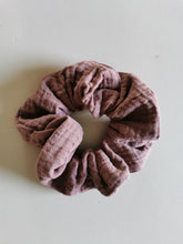 Indlæs billede til gallerivisning Scrunchie, støvet lilla musselin

