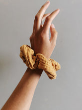 Indlæs billede til gallerivisning Scrunchie, karry musselin

