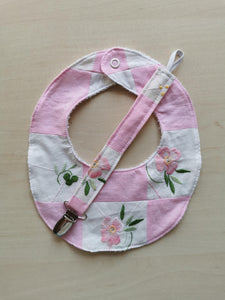 Suttesnor broderet lyserødt patchwork