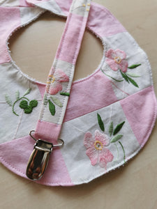 Suttesnor broderet lyserødt patchwork