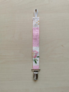 Suttesnor broderet lyserødt patchwork