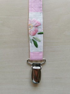 Suttesnor broderet lyserødt patchwork