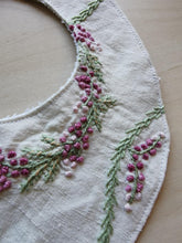 Indlæs billede til gallerivisning Savlesmæk - Broderet pastelblomster og grene
