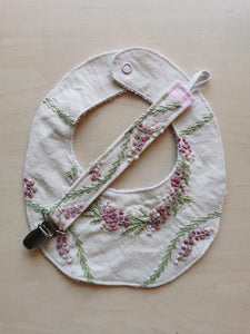 Suttesnor håndbroderede pastelblomster  og grene