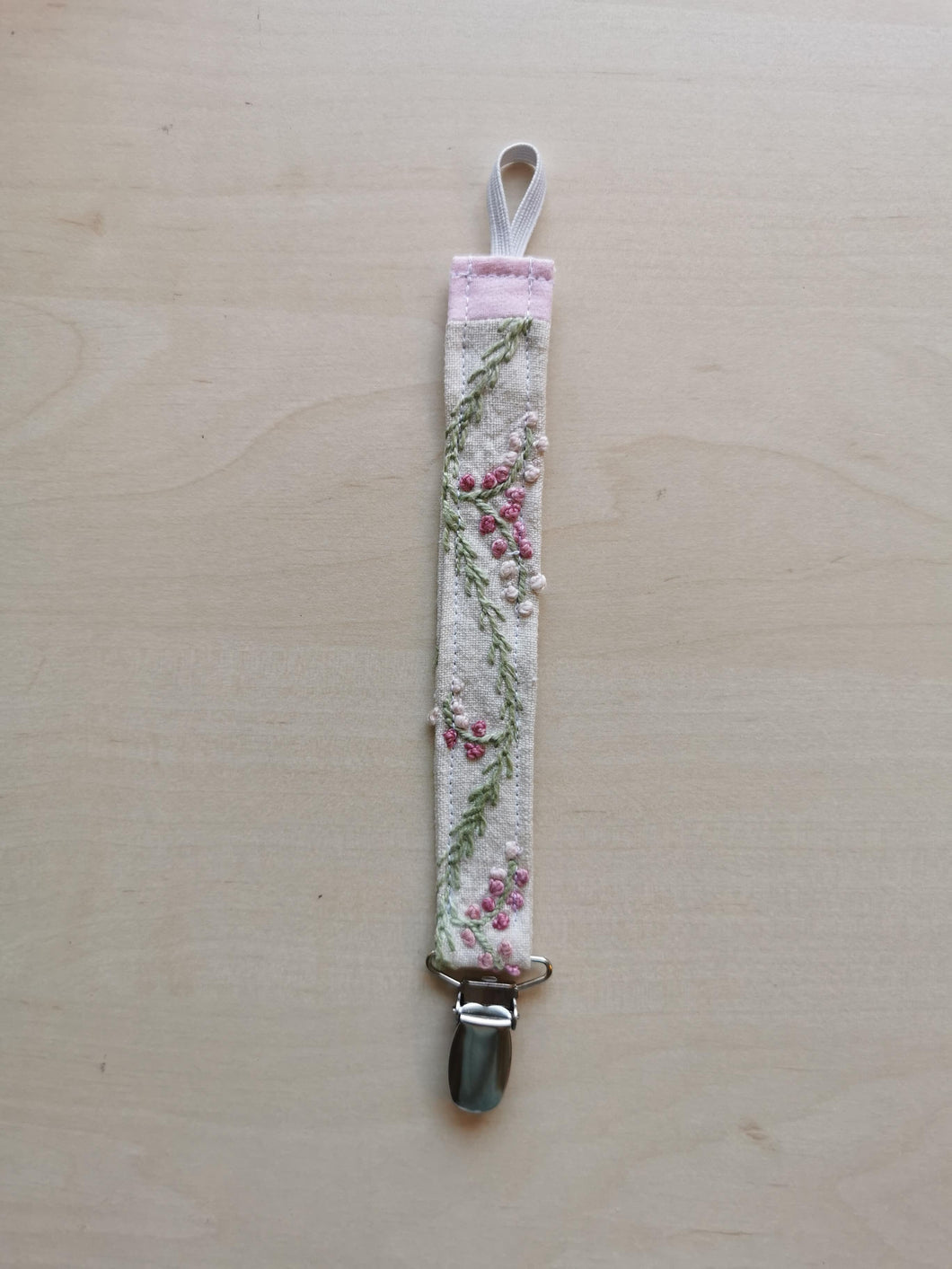 Suttesnor håndbroderede pastelblomster  og grene