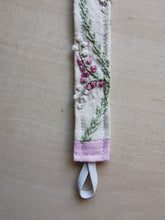 Indlæs billede til gallerivisning Suttesnor håndbroderede pastelblomster  og grene
