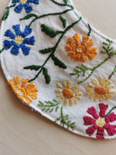 Indlæs billede til gallerivisning Savlesmæk - Broderet blomster
