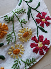 Indlæs billede til gallerivisning Savlesmæk - Broderet blomster

